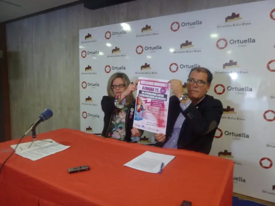 Se invita a vestir de negro y llevar el lazo violeta