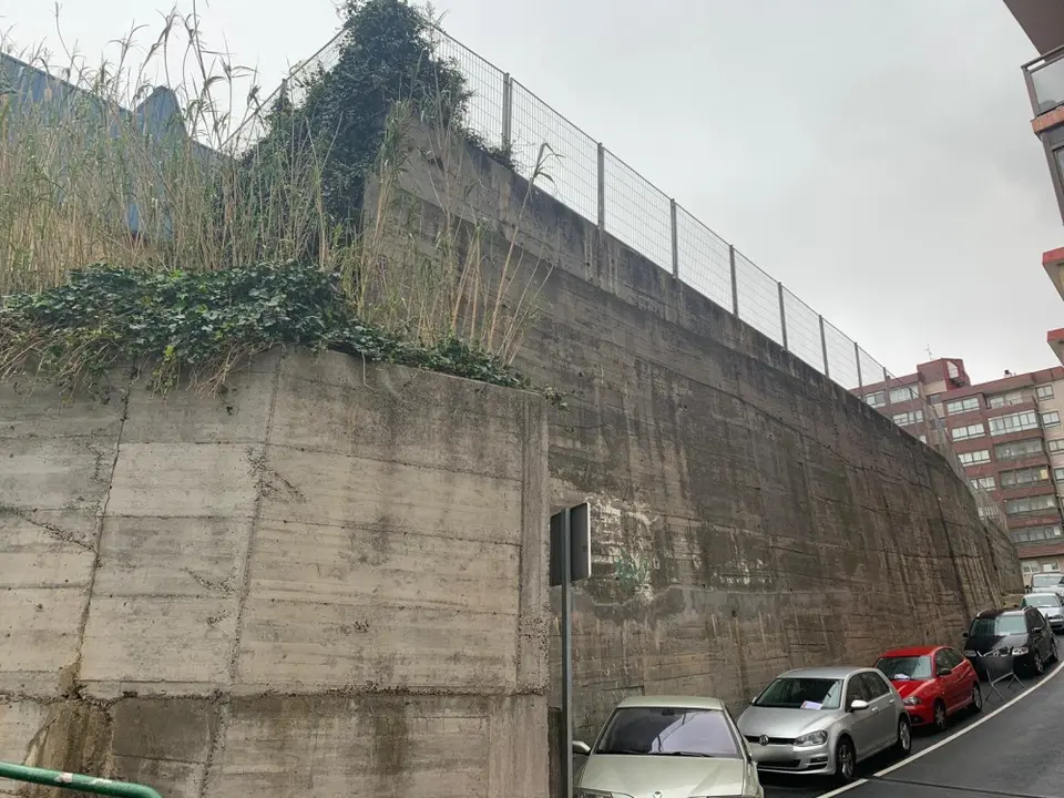 Los trabajos se llevan a cabo en la parte más alta del muro