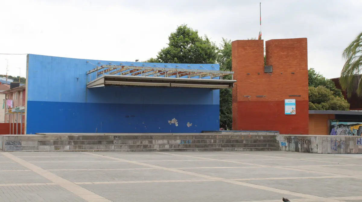 Las obras consisten en el derribo del escenario y las palmeras y la construcción de una pista polideportiva