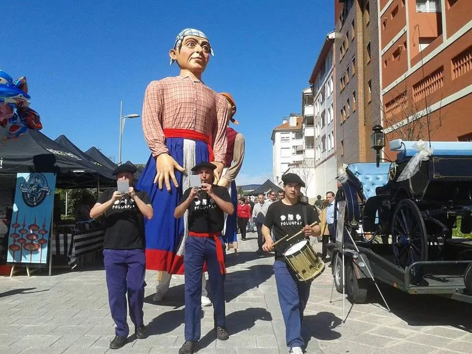 Los gigantes se encargan de animar las fiestas de Ortuella