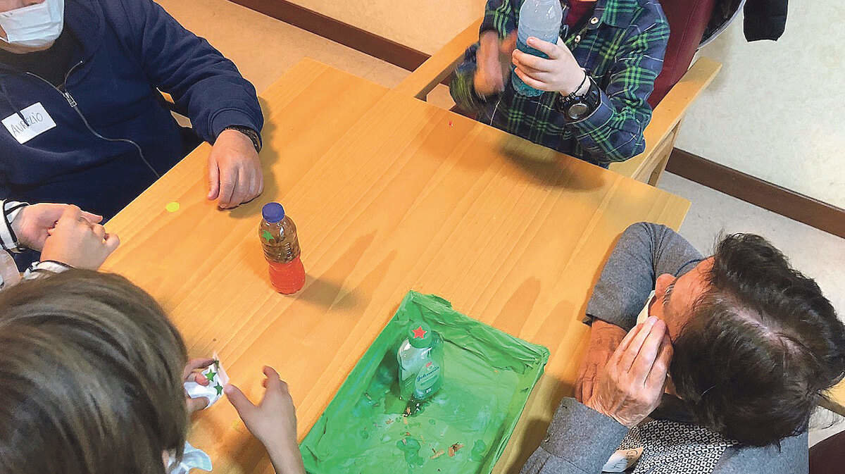 Niños y mayores crean botellas sensoriales en la Residencia Otxartaga