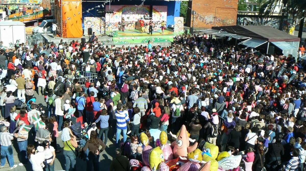 La plaza de Ortuella desbordada de público en fiestas