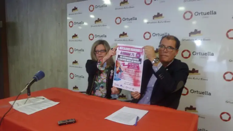 Se invita a vestir de negro y llevar el lazo violeta