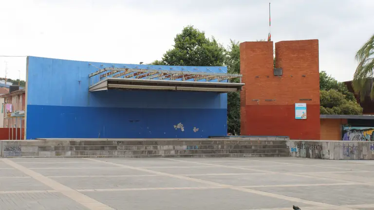 Las obras consisten en el derribo del escenario y las palmeras y la construcci&oacute;n de una pista polideportiva