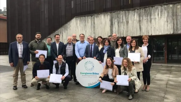 I&ntilde;igo Ansola rodeado de representantes de los municipios del entorno