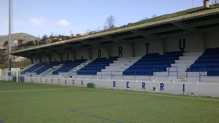 proteccion-acolchada-perimetro-campo-futbol-ortuella